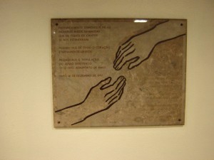 Plaquette in ziekenhuis van Faro als dank voor alle hulp. Zoals ook de hulp op het vliegveld en opvanghotels.